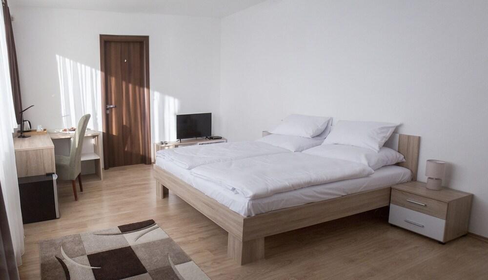 River View Apartments Hotel Bratislava Buitenkant foto