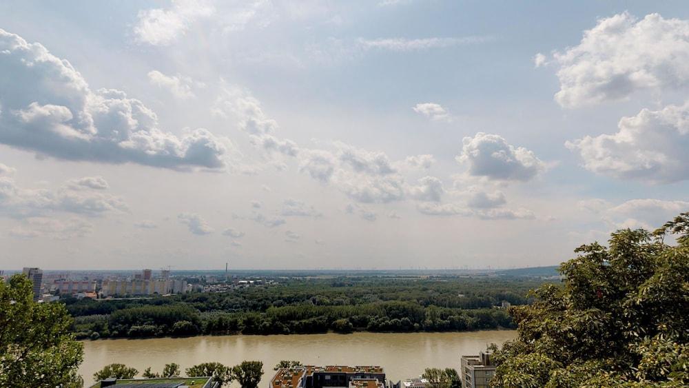 River View Apartments Hotel Bratislava Buitenkant foto