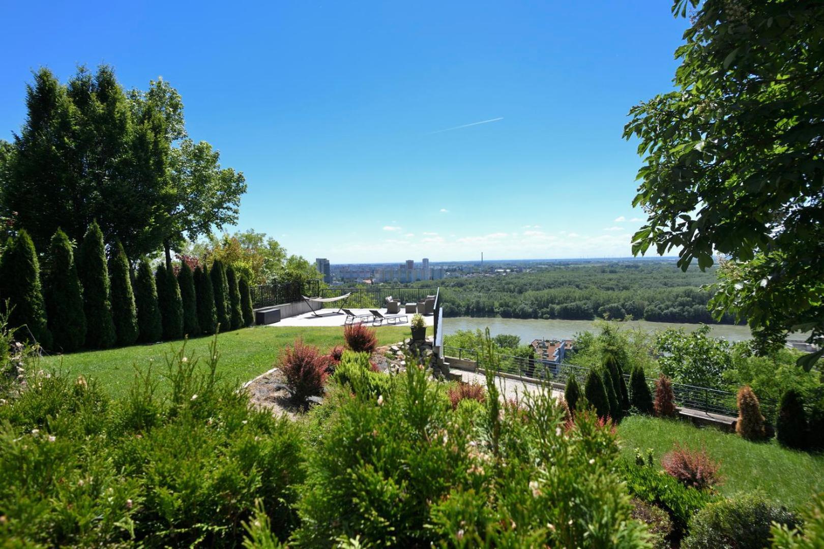 River View Apartments Hotel Bratislava Buitenkant foto
